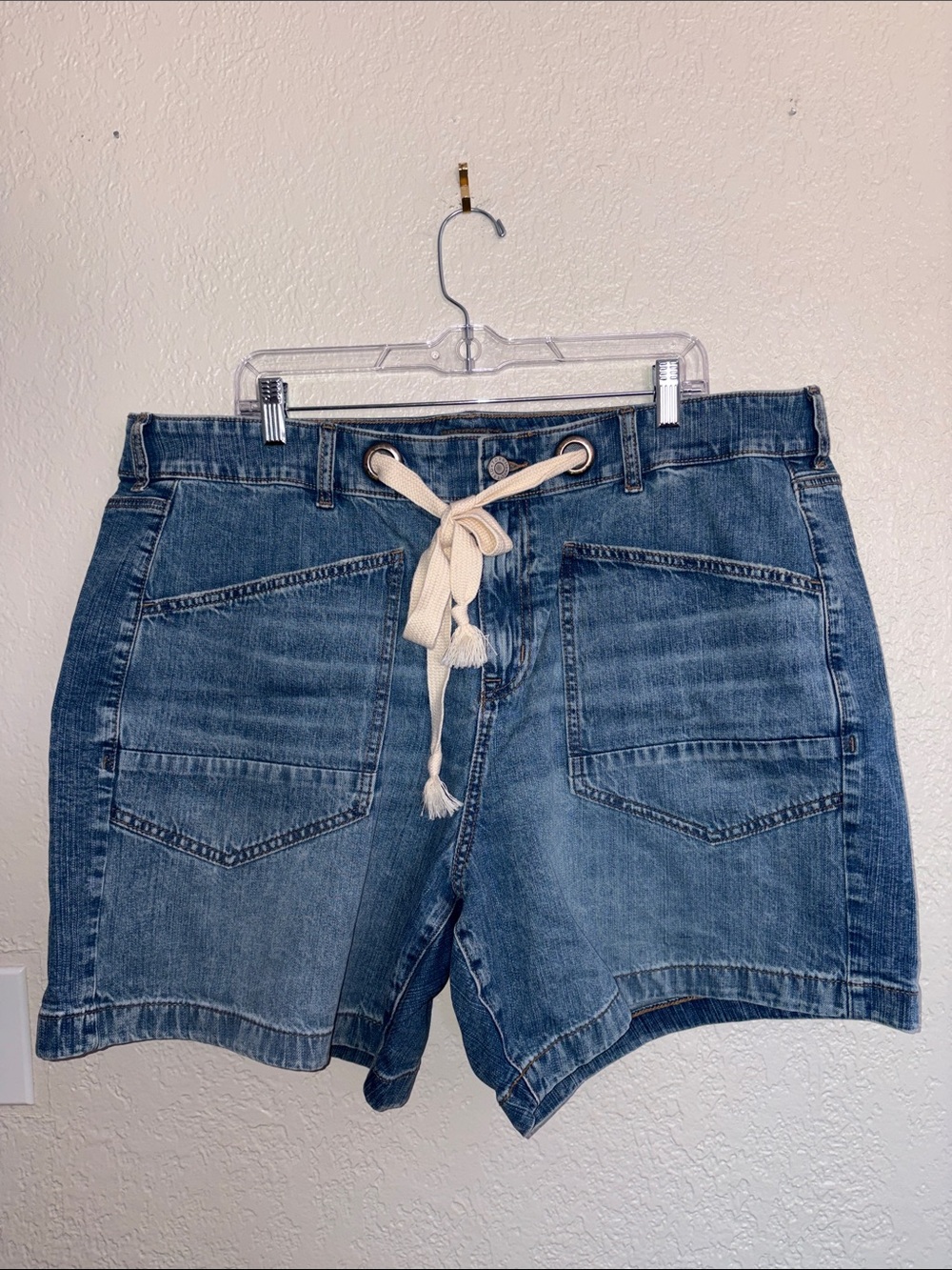 #T223- torrid Blue Denim Tie Front Utility Shorts- 18W